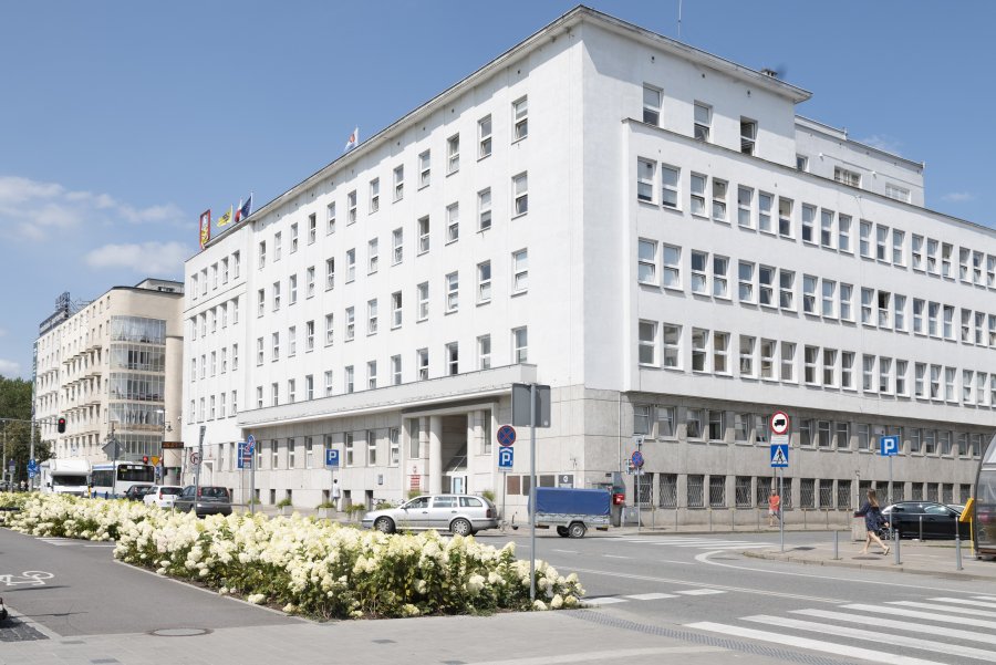 Budynek modernistyczny z zewnątrz