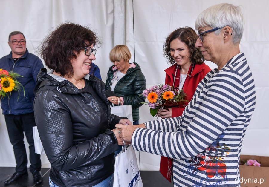 Przewodnicząca gdyńskiej Rady Miasta Joanna Zielińska wręczała nagrody laureatom konkursu "Gdynia w kwiatach" // fot. Przemek Świderski