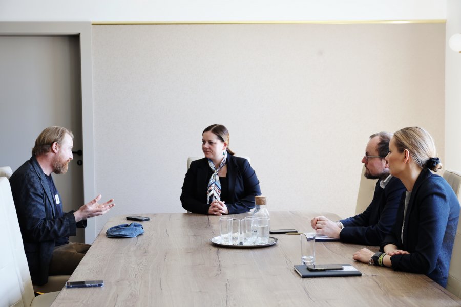 Reżyser Hugh Welchman odwiedził prezydent Gdyni Aleksandrę Kosiorek. W spotkaniu wzięli także udział dyrektor zarządzający ds. kultury i aktywności mieszkańc&oacute;w Mariusz Bzdęga i naczelnik Biura prezydenta UM Anna Chojnowska