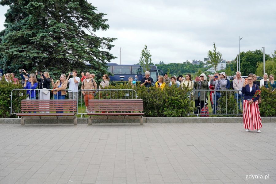 Uczestnicy uroczystości przekazania obowiązk&oacute;w dow&oacute;dcy COM - DKM stojący na Nabrzeżu Pomorskim 