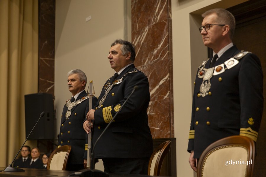 Prof. dr hab. inż. kpt. ż. w. Adam Weintrit - rektor Uniwersytetu Morskiego w Gdyni oraz prorektorzy: dr hab. Dariusz Barbucha i prof. dr hab. inż. Tomasz Tarasiuk podczas uroczystości z okazji 104. rocznicy działalności Uniwersytetu Morskiego