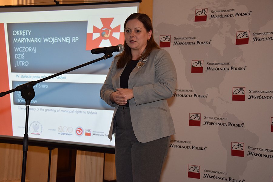 Kobieta za mikrofonem