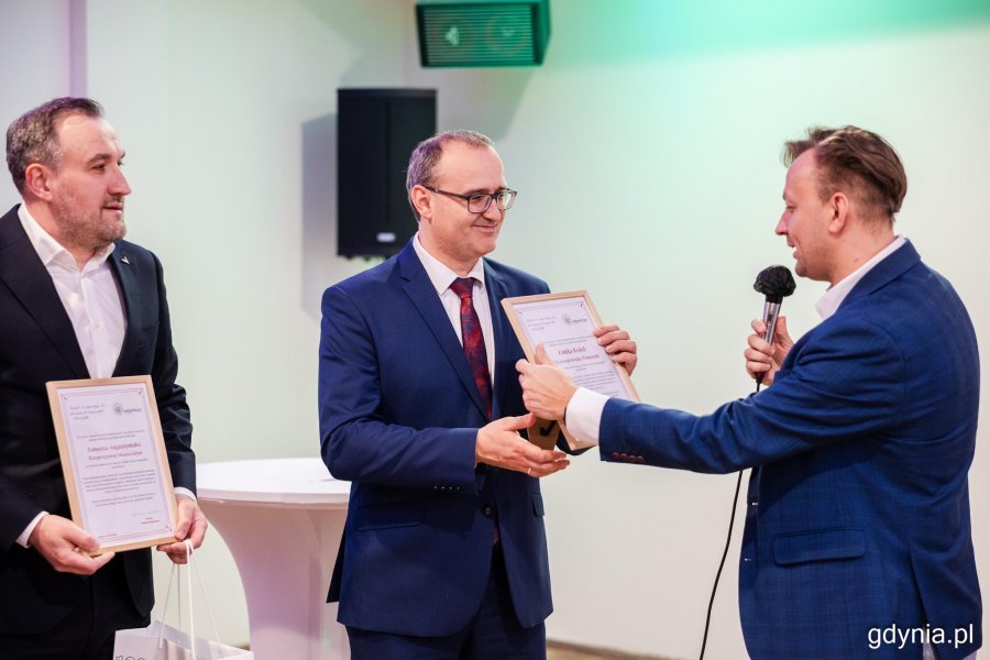 Na zdjęciu (od lewej): wiceprezydent Gdyni Tomasz Augustyniak, wicewojewoda pomorski Emil Rojek i Kordian Kulaszewicz, prezes Fundacji Adaptacja