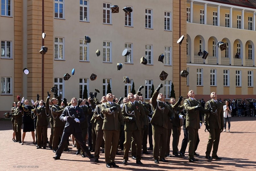 Promocja oficerska na terenie kampusu Akademii Marynarki Wojennej w Gdyni, fot. mat. prasowe AMW / Krzysztof Miłosz