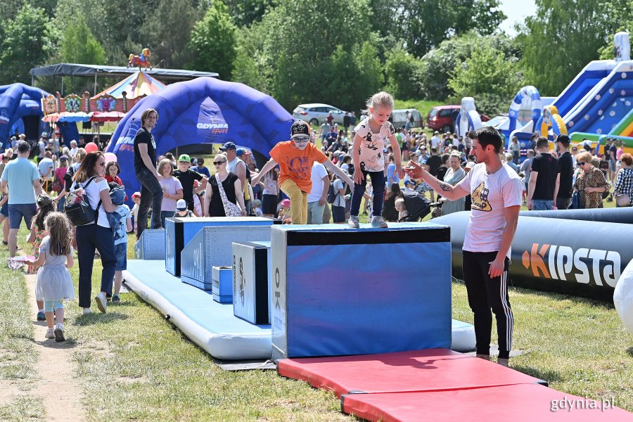 Dzieci podczas zajęć sportowych