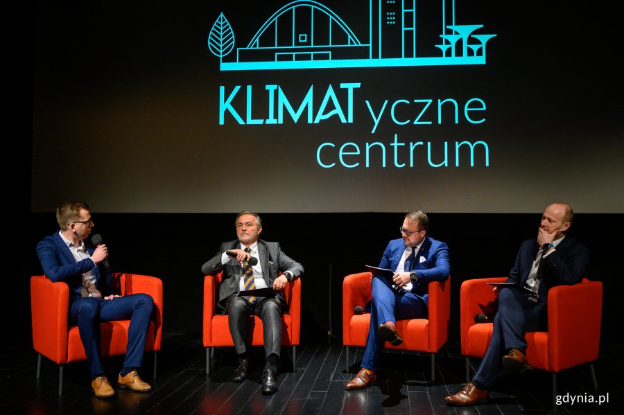 Konferencja odsłaniająca projekt KLIMATyczne Centrum, Wojciech Szczurek - prezydent Gdyni, Marek Łucyk - wiceprezydent Gdyni ds. rozwoju i Bartosz Bartoszewicz - wiceprezydent Gdyni ds. jakości życia, fot. Dawid Linkowski