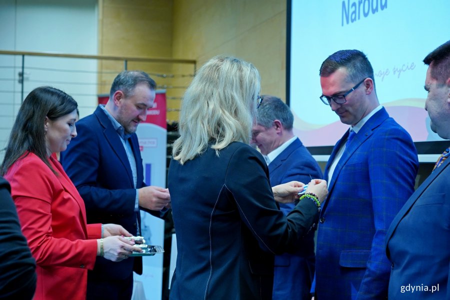 Wiceprezydent Gdyni Tomasz Augustyniak i dr hab. Marlena Robakowska &ndash; dyrektor Regionalnego Centrum Krwiodawstwa i Krwiolecznictwa w Gdańsku wręczający odznaki i legitymacje honorowym dawcom krwi z Gdyni 