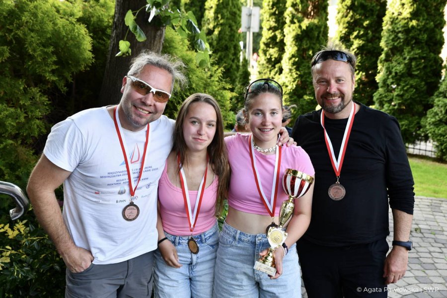Mężczyźni i kobiety z medalami