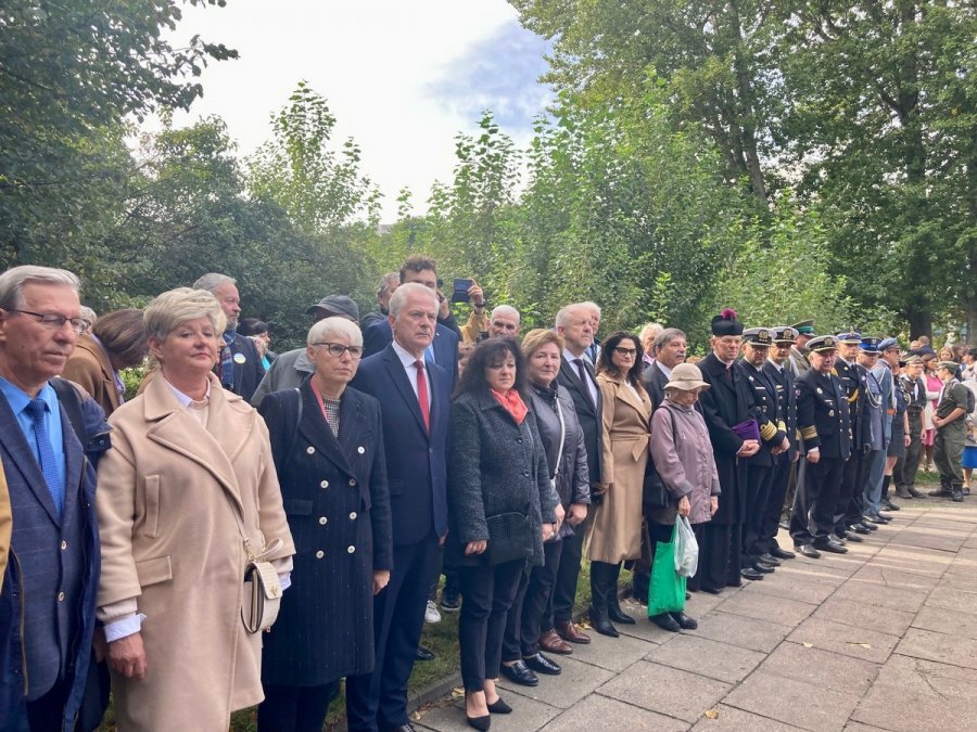 Uroczystości z okazji Dnia Sybiraka przed pomnikiem „W hołdzie zesłańcom Sybiru”.