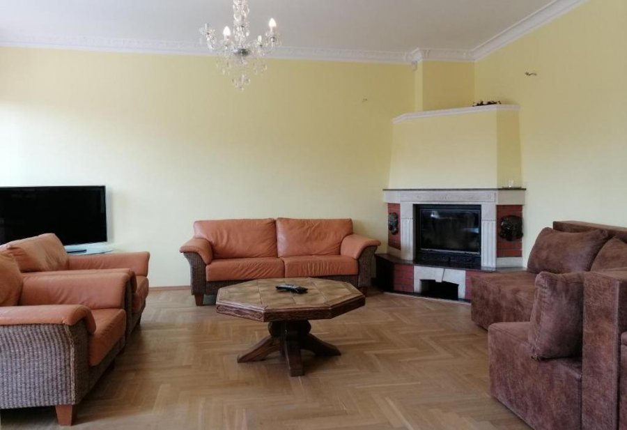 Dom wypoczynkowy Rybnicka, widok na salon z kompletem wypoczynkowym