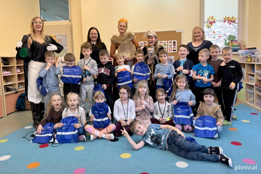 „Odprowadzam Sam”, na zdjęciu dzieci z Przedszkola nr 28 „Niezapominajka”, aktorki z Teatru Gdynia Główna (fot. Katarzyna Balcerzak)