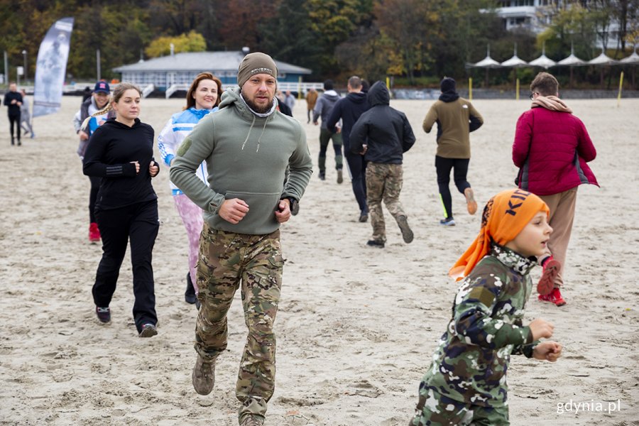 Mieszkańcy ćwiczą na plaży z komandosami.