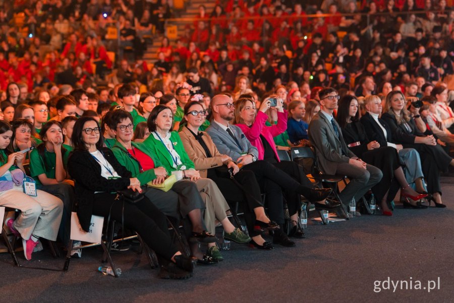 Wśr&oacute;d gości pojawili się także m.in.: pomorski kurator oświaty Grzegorz Krygier, wicekurator oświaty Jolanta Jankowska-Żmich, Oktawia Gorzeńska, wiceprezydentka Gdyni i Iwona Tanewska, naczelniczka Wydziału Kultury Urzędu Miasta Gdyni