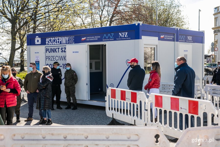 Kolejka do majówkowego punktu szczepień, który działa na parkingu przy ul. Zawiszy Czarnego 1 w Gdyni // fot. Karol Stańczak