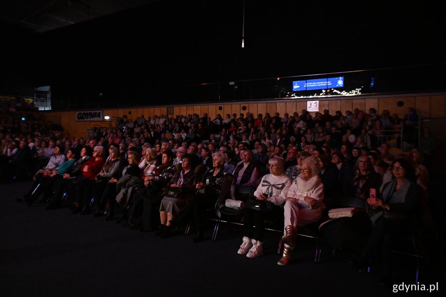 Hala Polsat Plus Arena Gdynia, trybuny, ludzie na krzesełkach, przyciemnione światło