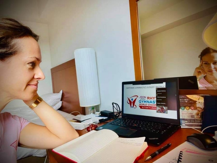 Jedna z nauczycielek w hotelu przed laptopem z otwartą stroną mistrzostw