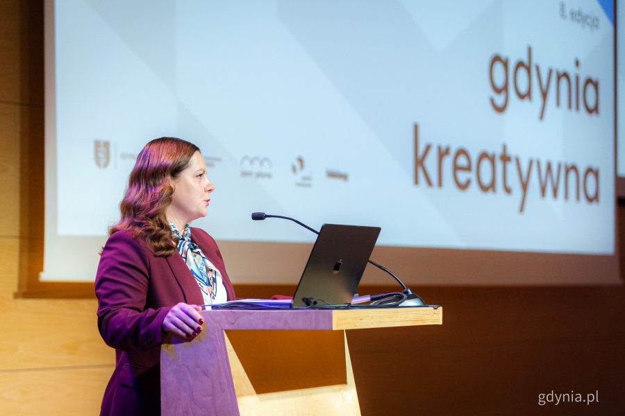 Przemawia Aleksandra Kosiorek, prezydent Gdyni. Ósma edycja konferencji Gdynia Kreatywna w PPNT Gdynia (fot. Kamil Złoch)