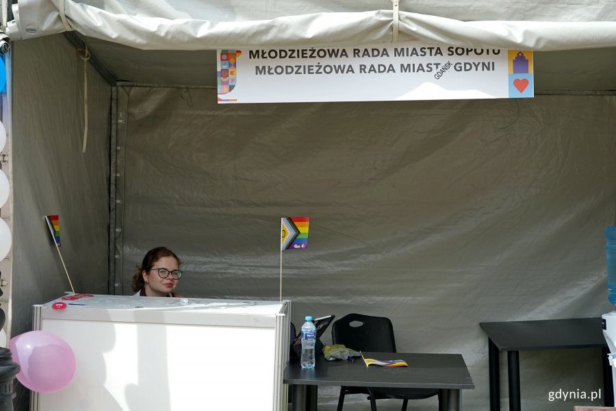 Uśmiechnięta dziewczyna na stoisku Młodzieżowej Rady Miasta Gdyni na Przystanku Równość 