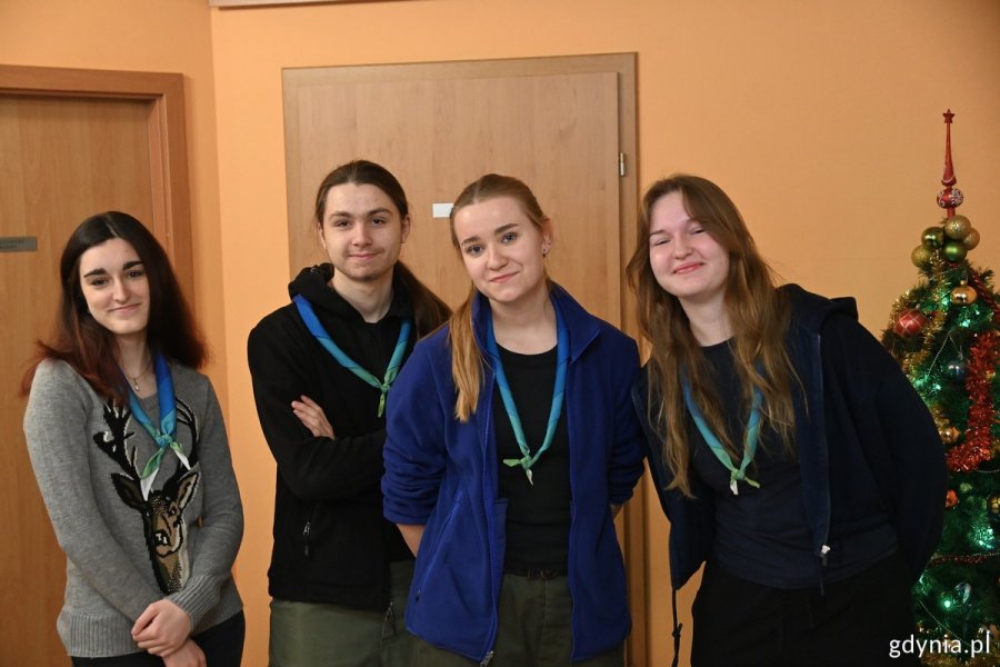 W pakowaniu paczek pomagali r&oacute;wnież m.in. harcerze i harcerki