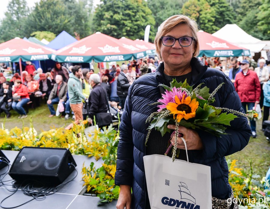 Laureaci konkursu "Gdynia w Kwiatach" odebrali z rąk przewodniczącej Rady Miasta Joanny Zielińskiej nagrody i wyróżnienia // fot. Przemysła Świderski