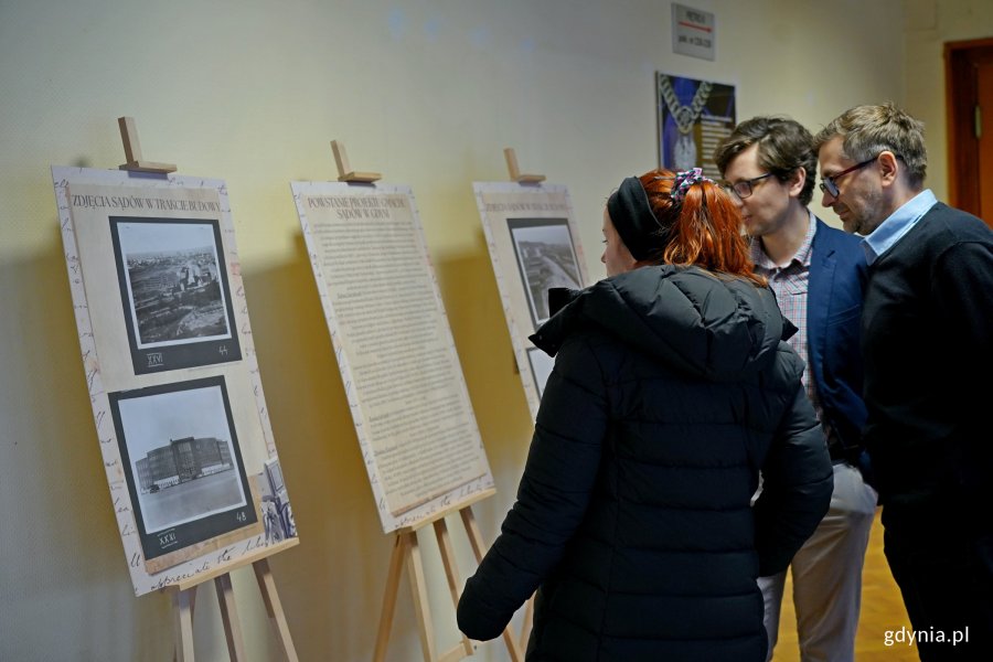 Goście zaproszeni na inaugurację wystawy w sądzie przyglądający się ekspozycji 