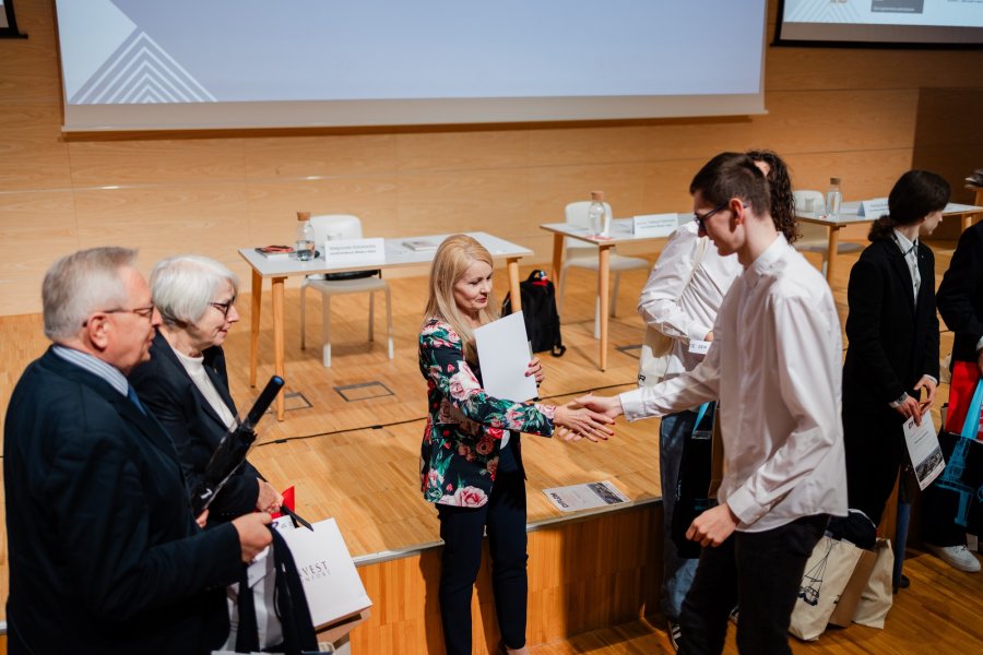 Wiceprzewodnicząca Rady Miasta Gdyni Elżbieta Sierżęga gratuluje laureatowi / fot. Uniwersytet WSB Merito Gdynia