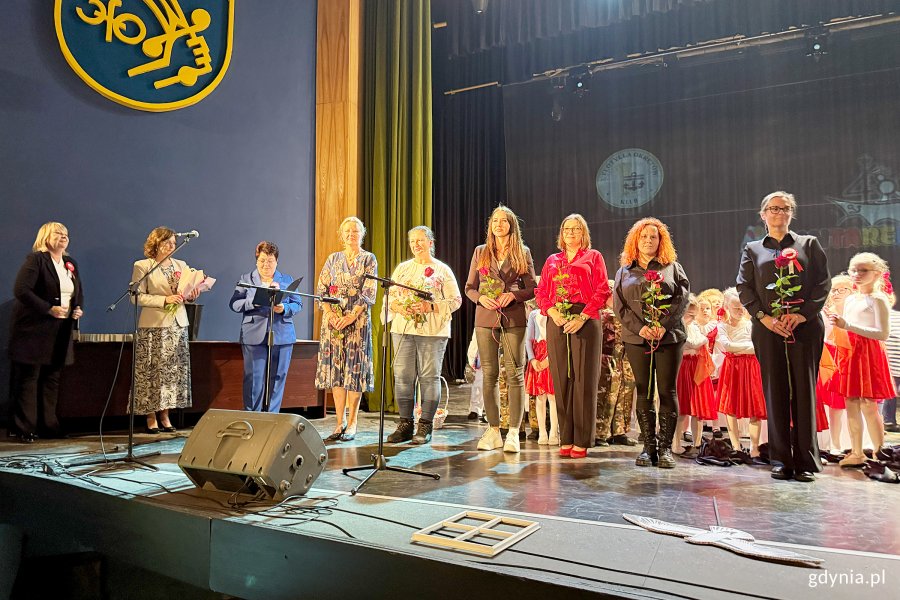 VIII Koncert Patriotyczny &bdquo;Wolna jak ptak&rdquo;, na zdjęciu od lewej: dyr. przedszkola nr 11 &bdquo;Pod Kasztanami&rdquo; Lucyna Bisewska, dyr. przedszkola nr 35 &bdquo;Pod Żaglami&rdquo; Dorota Sikorska, w głębi  dyr. przedszkola nr 35 &bdquo;Pod Żaglami&rdquo; Alicja Smolik oraz nauczycielki z przedszkoli  (fot. Katarzyna Balcerzak)