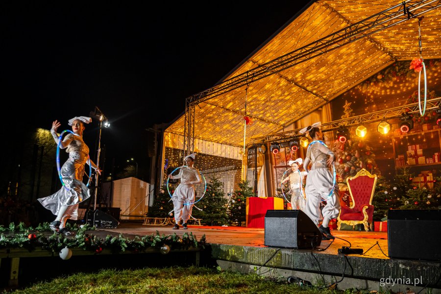 Akrobatyczny Teatr Tańca Mira-Art. Gdyńskie mikołajki w muszli koncertowej na placu Grunwaldzkim (fot. Kamil Złoch)