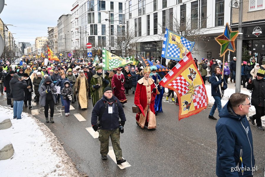 Trzej królowie i uczestnicy orszaku przemierzający ulicę Świętojańską