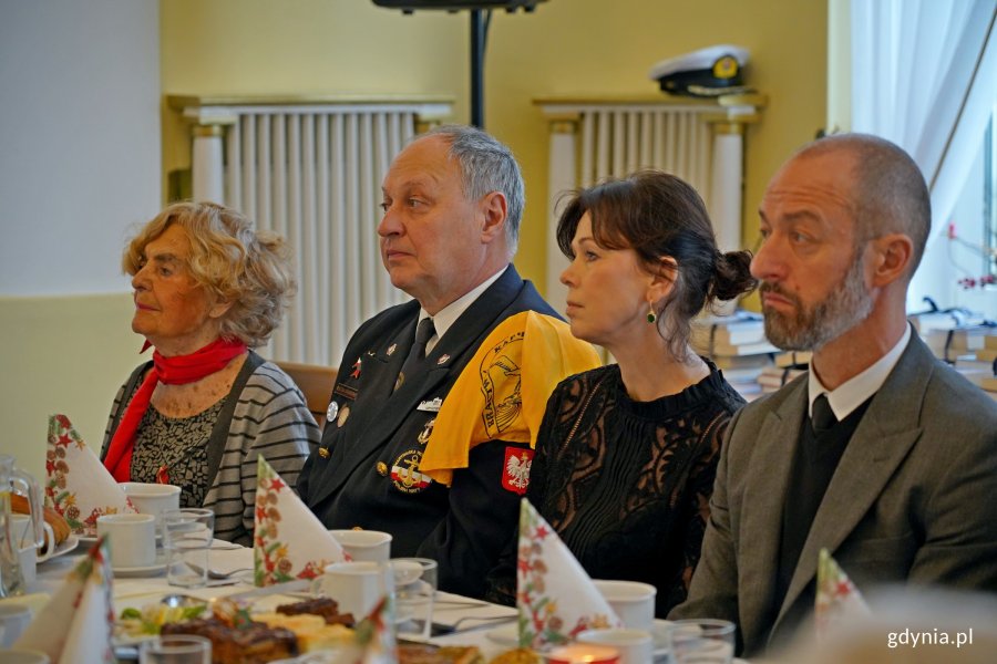 Uczestnicy spotkania świątecznego kombatant&oacute;w i os&oacute;b represjonowanych, kt&oacute;re odbyło się w Klubie Marynarki Wojennej &bdquo;Riwiera&rdquo;. Pierwsza z lewej: Krystyna Kodymowska ps. Stokrotka, uczestniczka powstania warszawskiego