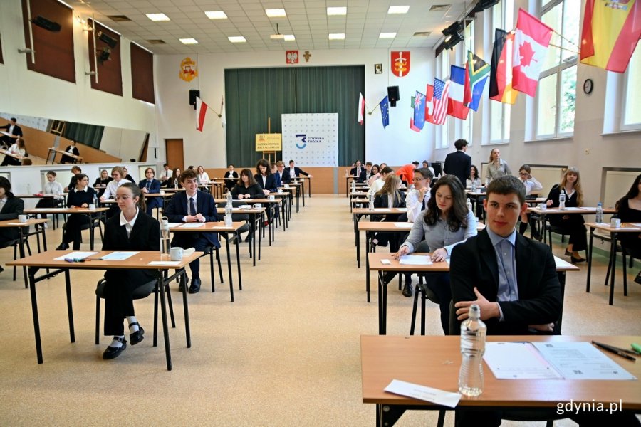 Abiturienci z III LO, którzy przystąpili do matury międzynarodowej, siedzący w sali egzaminacyjnej