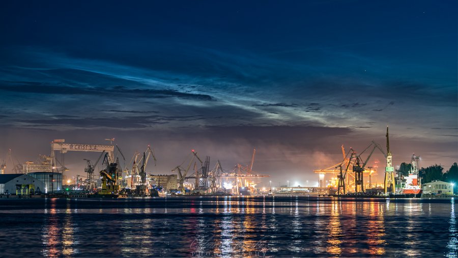 Obłoki srebrzyste nad gdyńskim portem // fot. Oskar Lewiński (Gdynia NOCĄ - fb.com/lewinskiphotography)