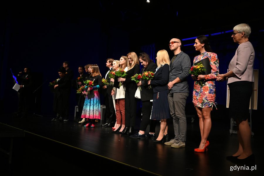 Na scenie laureaci tegorocznych nagród w towarzystwie przewodniczącej Joanny Zielińskiej (pierwsza z prawej), fot. Michał Puszczewicz