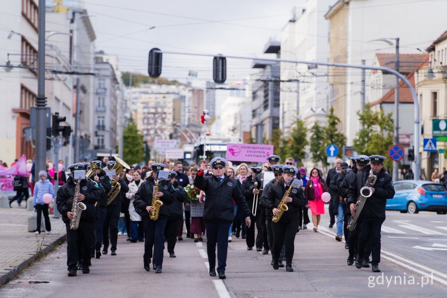 Orkiestra Dęta Gminy Kosakowo na czele Marszu Różowej Wstążki (fot. Paweł Budziński)