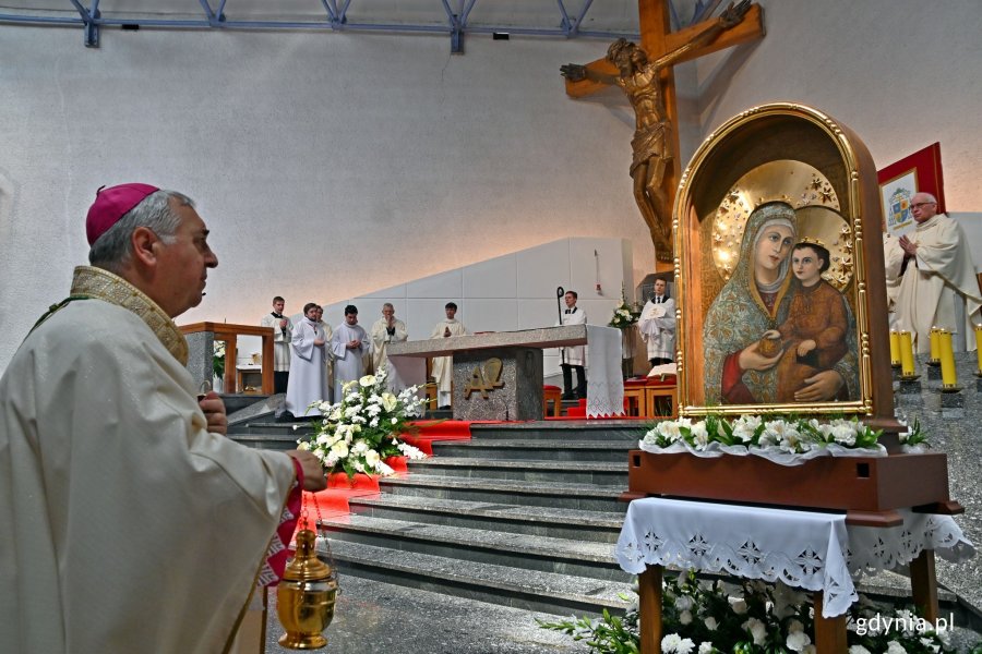 abp Salvatore Pennacchio – nuncjusz apostolski w Polsce przed obrazem Matki Bożej Pocieszenia podczas uroczystości koronacji obrazu w sanktuarium Miłosierdzia Bożego w Gdyni // fot. Magdalena Czernek