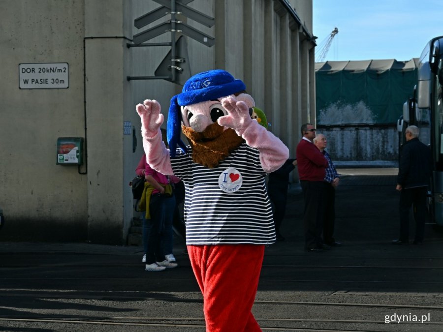 Pirat – maskotka Portu Gdynia podczas powitania wycieczkowca „AIDAdiva”
