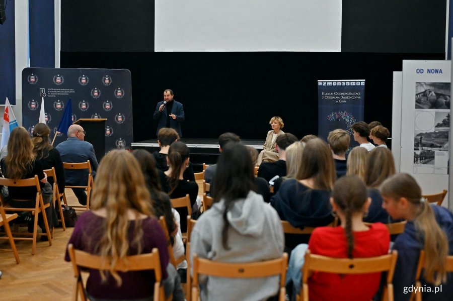 Michał Miegoń &ndash; kurator wystawy i Karin Moder &ndash; dyrektorka Muzeum Miasta Gdyni podczas inauguracji wystawy &bdquo;Gdynia x 10&rdquo; w auli II LO w Gdyni
