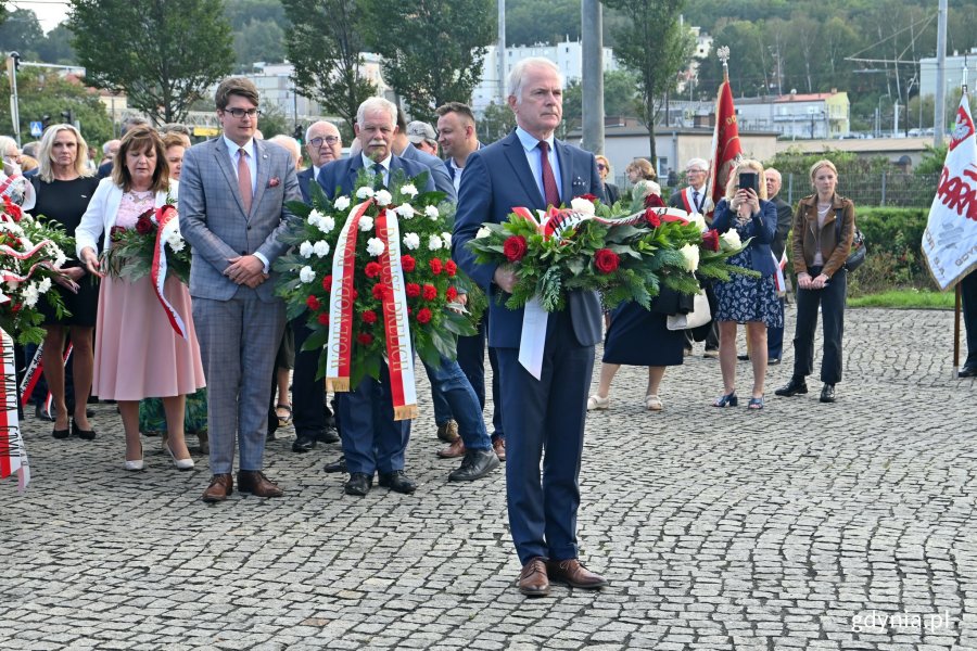 Senator Sławomir Rybicki z wiązanką kwaitów w rękach. Złożył ją przed pomnikiem Ofiar Grudnia '70 podczas uroczystości z okazji 42. rocznicy strajków sierpniowych // fot. Magdalena Czernek
