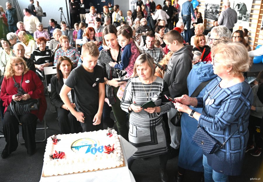 Cisowa hucznie świętuje 90 lat przyłączenia do Gdyni. W pierwszym rzędzie siedzą: Mariola Śrubarczyk-Cichowska, wiceprzewodnicząca Rady Miasta Gdyni (z prawej) i Ewa Krym, radna miasta (fot. Aneta Marczak)