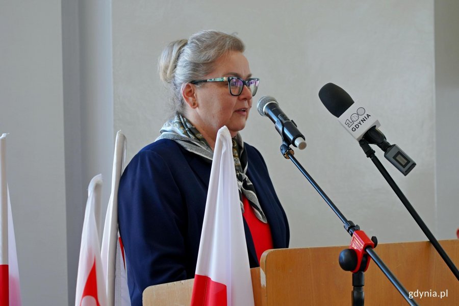 Barbara Barlikowska, dyrektorka ZSP nr 5 w Gdyni, przemawiająca podczas spotkania członk&oacute;w gdyńskiego oddziału&nbsp;Zrzeszenia Kaszubsko-Pomorskiego 