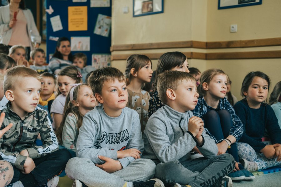 Zasłuchane dzieci podczas czytania w Szkole Podstawowej nr 45 w Gdyni