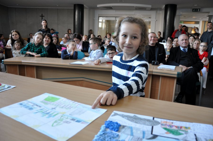 Uczestniczka konkursu pokazuje swoją pracę / fot. Dorota Nelke