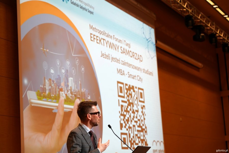 Przy mikrofonie Michał Glaser, prezes zarządu Obszaru Metropolitalnego Gdańsk-Gdynia-Sopot