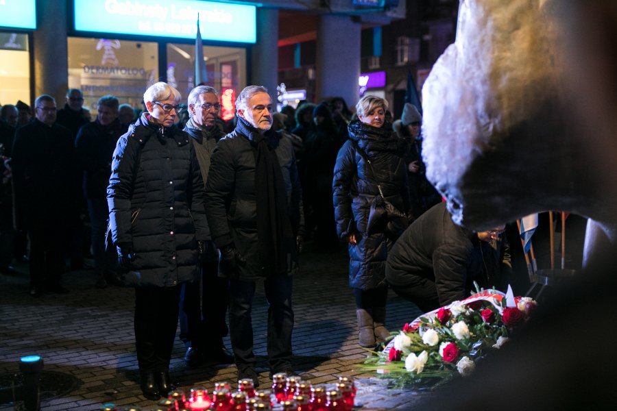 Prezydent Wojciech Szczurek złożył kwiaty pod pomnikiem Ofiar Terroru Komunistycznego wraz z przewodniczącą Rady Miasta Joanną Zielińską, wiceprzewodniczącym gdyńskiej Rady Miasta Andrzejem Bieniem oraz przewodniczącym Rady Dzielnicy Grabówek Zenonem Roda // fot. Karol Stańczak