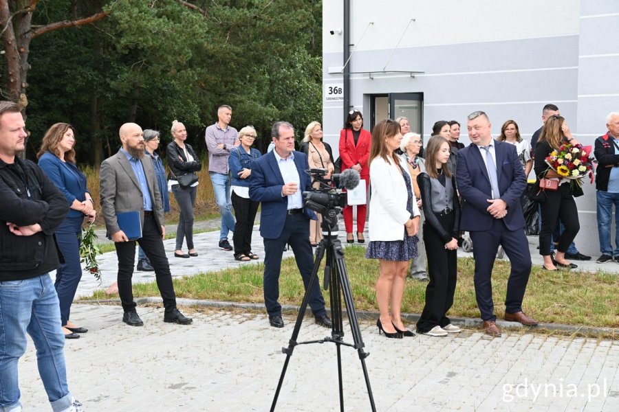 na zdjęciu uśmiechnięci ludzie