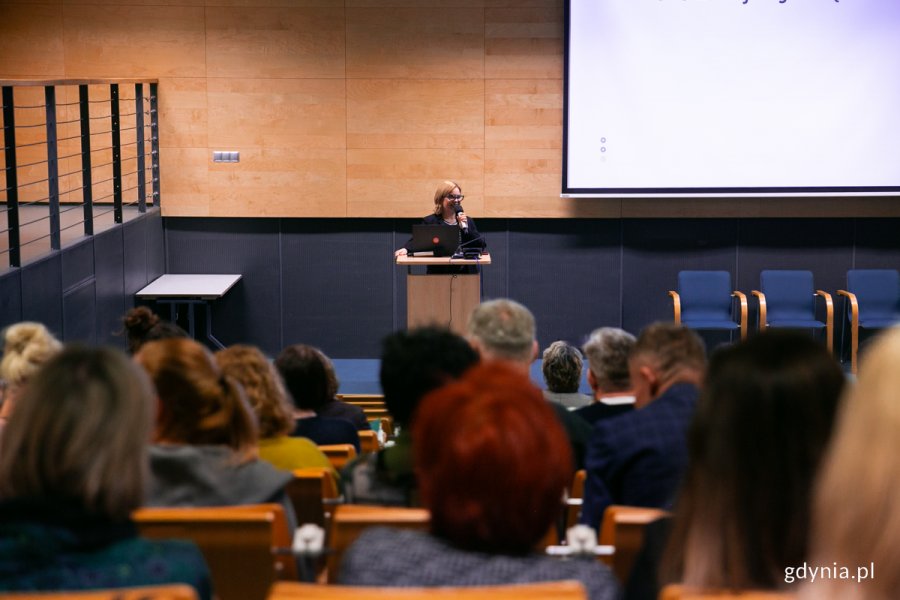 W pierwszej części spotkania uczestnicy wysłuchali prezentacji przygotowanej przez wiceprezydentkę Oktawię Gorzeńską fot. Natalia Kawalerowicz)