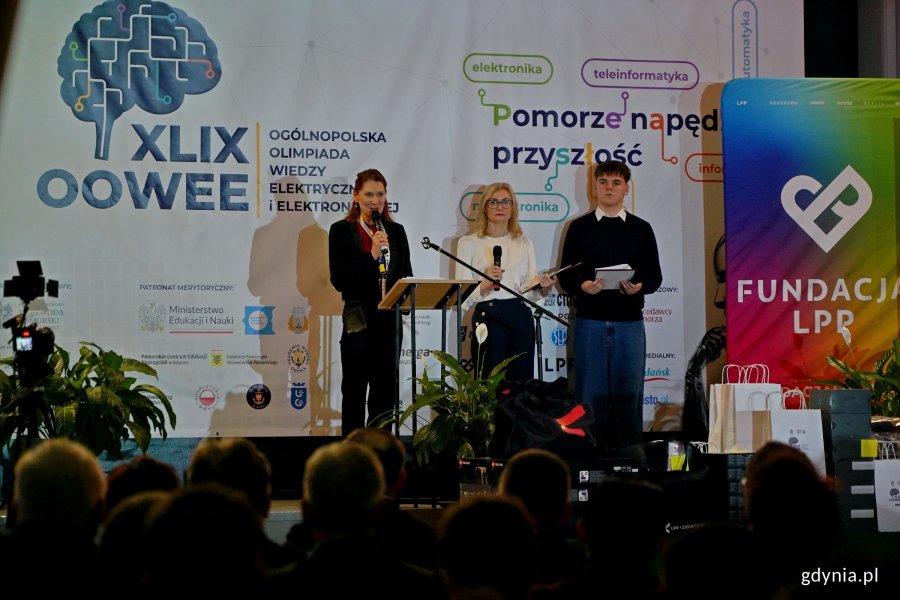 Dorota Kotwicka, dyrektorka Zespołu Szk&oacute;ł Chłodniczych i Elektronicznych, przemawiająca podczas gali finałowej Og&oacute;lnopolskiej Olimpiady Wiedzy Elektrycznej i Elektronicznej
