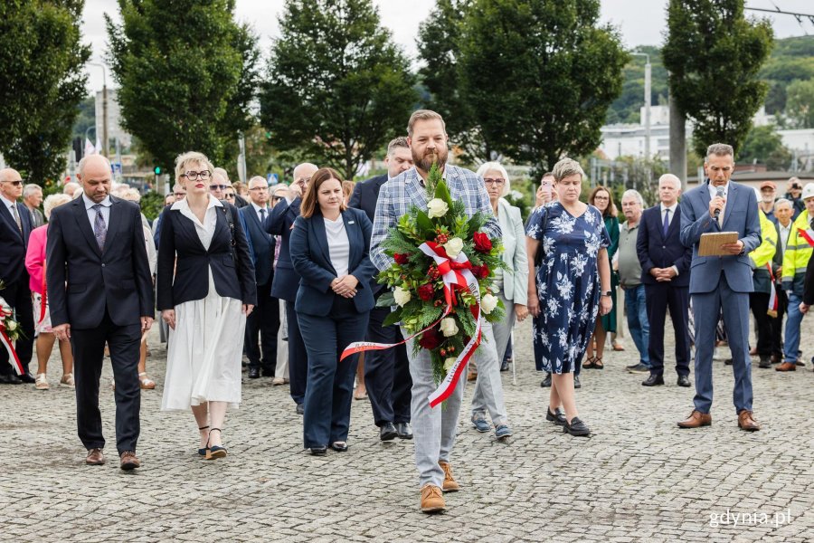 Kwiaty pod pomnikiem złożyli: prezydent Gdyni Aleksandra Kosiorek, przewodniczący Rady Miasta Tadeusz Szemiot, wiceprzewodniczący Rady Miasta Ireneusz Trojanowicz, radna Joanna Zielińska, radna Agnieszka Tokarska, radna Beata Horała, radny Łukasz Strzałkowski (fot. Karol Stańczak)