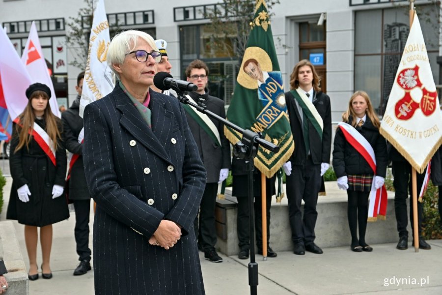 Joanna Zielińska - przewodnicząca Rady Miasta Gdyni przemawiająca podczas uroczystości upamiętniających 84. rocznicę wysiedlenia ludności polskiej z Gdyni 