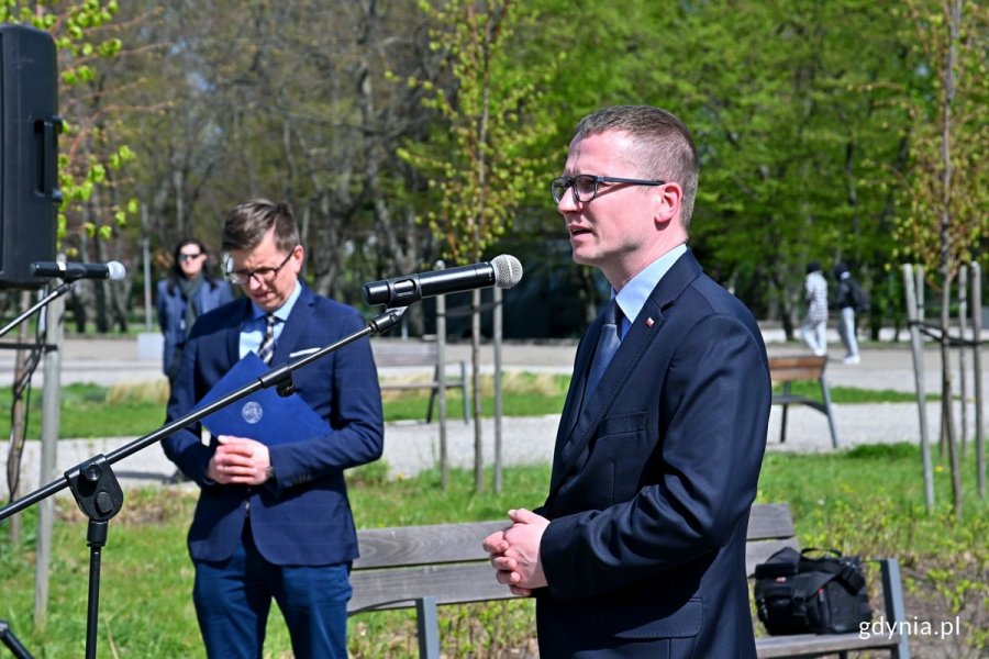 Daniel Sieczkowski - autor wystawy, pracownik Biura Edukacji Narodowej IPN w Gdańsku podczas wernisażu wystawy gdańskiego IPN-u „«Sąd nie powinien wyrzec się stosowania terroru...». Sąd Marynarki Wojennej 1945–1990” 